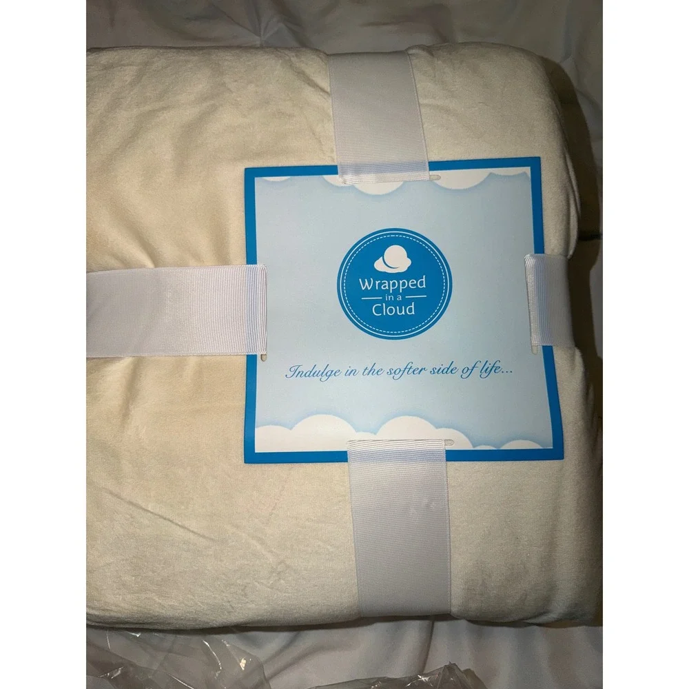 Wrapped in a Cloud Plush‎ Throw Blanket Cream Ivory Soft Velvety Luxury New